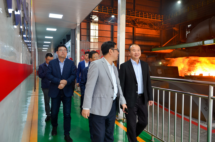 陕钢集团汉钢公司到钒钛科技参观交流：现场非常震撼，环境特别好！(图2)