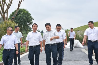 香港日升农业集团总裁李旭海一行莅临川威连界基地参观考察