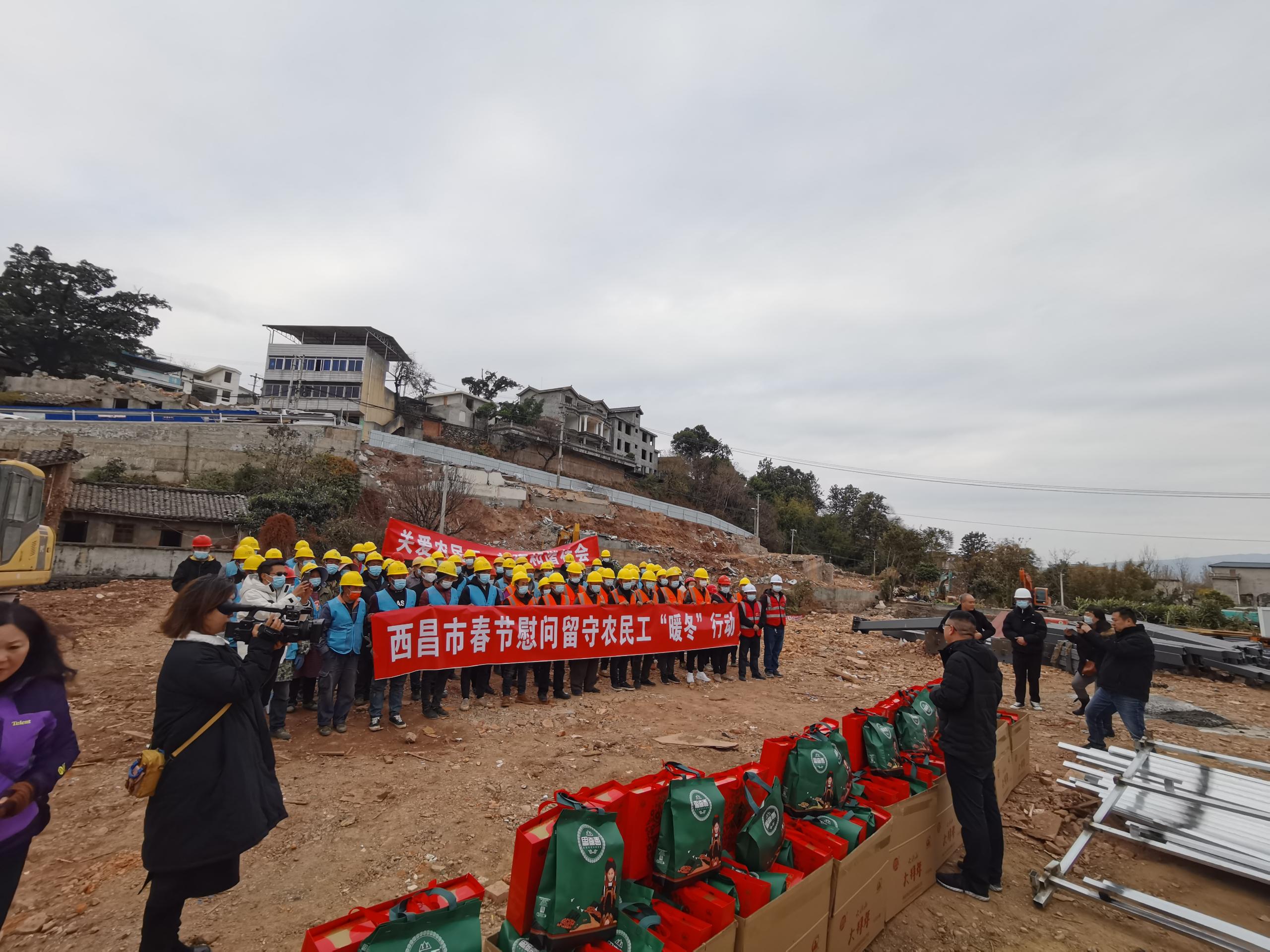 加倍鼓舞 众志成城战新春 ——西昌市副市长慰问春节期奋战在海南乡村振兴二期项目参战人员(图4) 加倍鼓舞 众志成城战新春 ——西昌市副市长慰问春节期奋战在海南乡村振兴二期项目参战人员(图4)