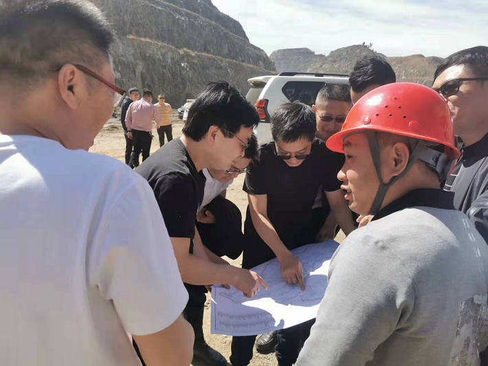 四川省自然资源投资集团总工程师李仕荣一行莅临矿业总公司白草矿区参观考察(图2) 四川省自然资源投资集团总工程师李仕荣一行莅临矿业总公司白草矿区参观考察(图2)
