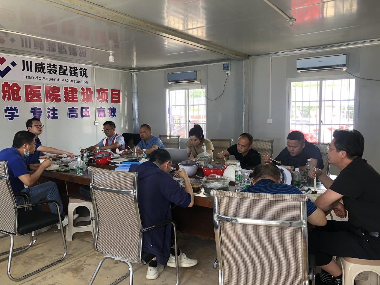 内江市委常委蒋学东到集团承建的隆昌方舱医院项目 调研检查工作(图5) 内江市委常委蒋学东到集团承建的隆昌方舱医院项目 调研检查工作(图5)