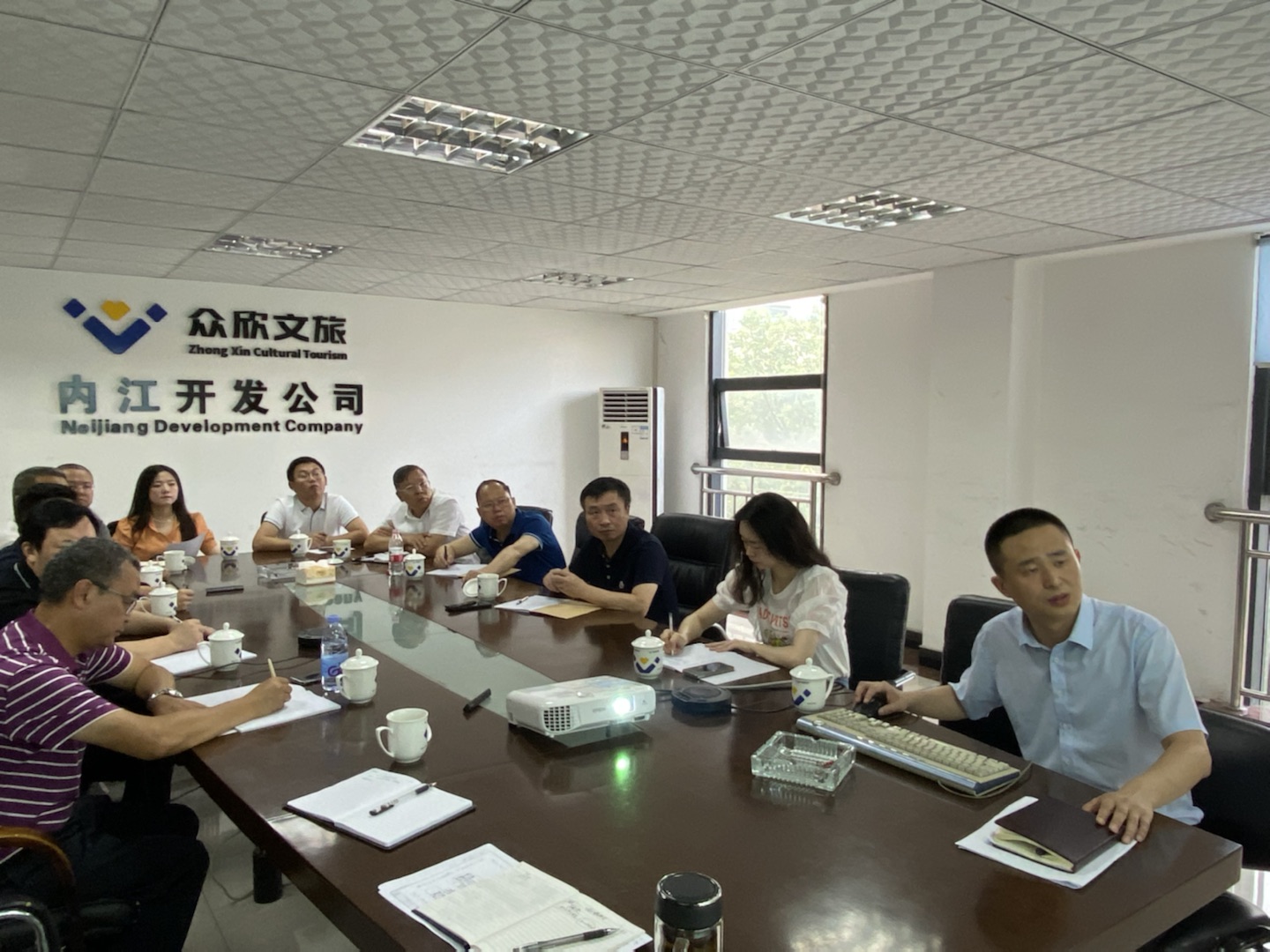 集团公司董事长王劲视察“内江众欣森林项目”(图2) 集团公司董事长王劲视察“内江众欣森林项目”(图2)