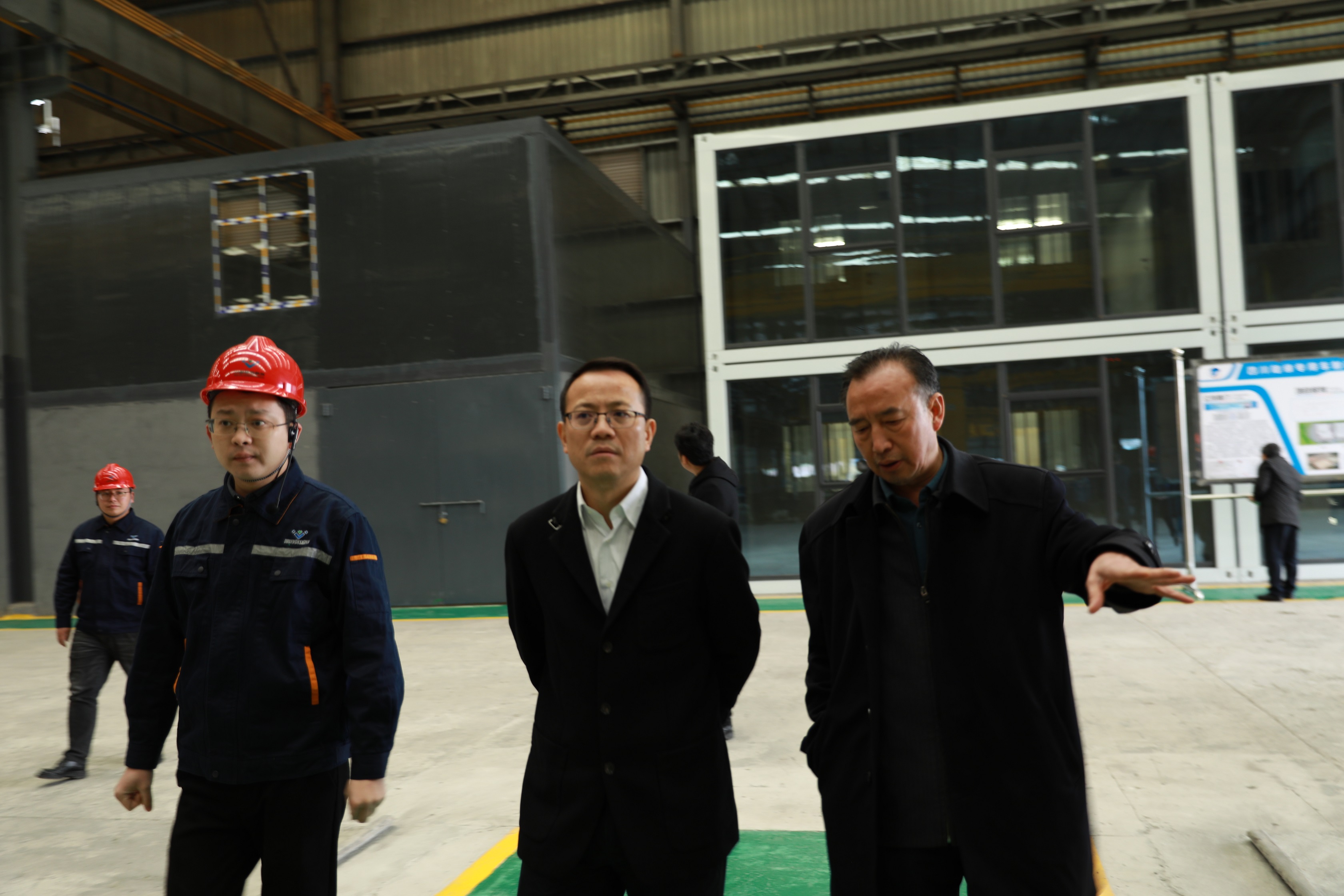 内江市委常委罗万东一行到川威连界基地调研(图2) 内江市委常委罗万东一行到川威连界基地调研(图2)