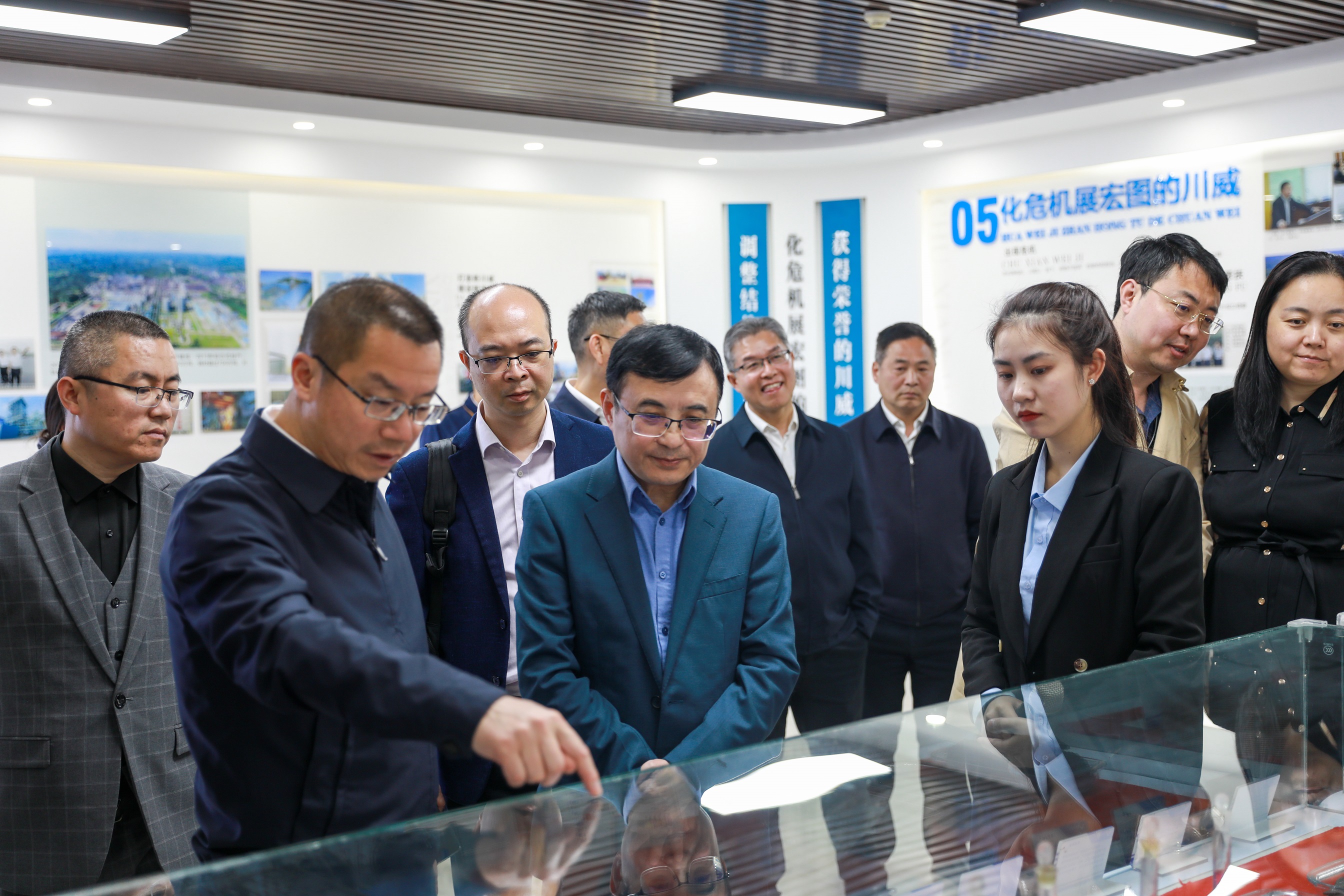 政企联动 协同发展——远洋能源·上海汉兴·中投到川威考察交流(图2) 政企联动 协同发展——远洋能源·上海汉兴·中投到川威考察交流(图2)