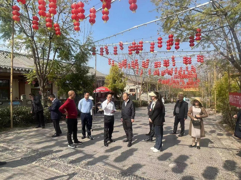 省审计厅陶志伟厅长一行赴大石板乡村振兴项目调研(图2) 省审计厅陶志伟厅长一行赴大石板乡村振兴项目调研(图2)