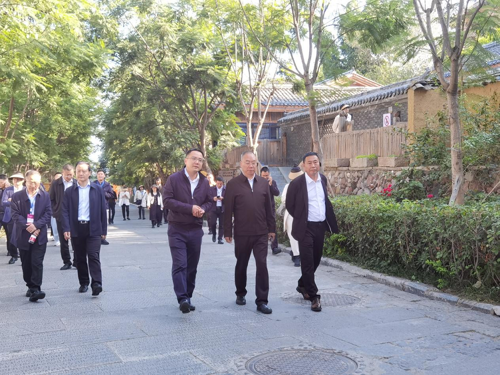 全省文化旅游融合示范项目工作总结交流会代表团考察学习大石板项目(图2) 全省文化旅游融合示范项目工作总结交流会代表团考察学习大石板项目(图2)