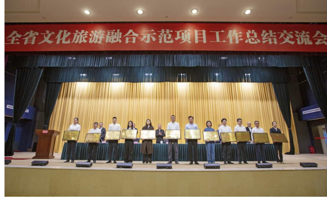 全省文化旅游融合示范项目工作总结交流会代表团考察学习大石板项目(图3) 全省文化旅游融合示范项目工作总结交流会代表团考察学习大石板项目(图3)