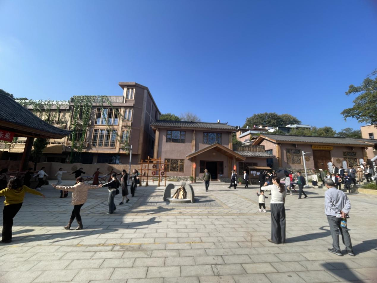 全省文化旅游融合示范项目工作总结交流会代表团考察学习大石板项目(图6) 全省文化旅游融合示范项目工作总结交流会代表团考察学习大石板项目(图6)
