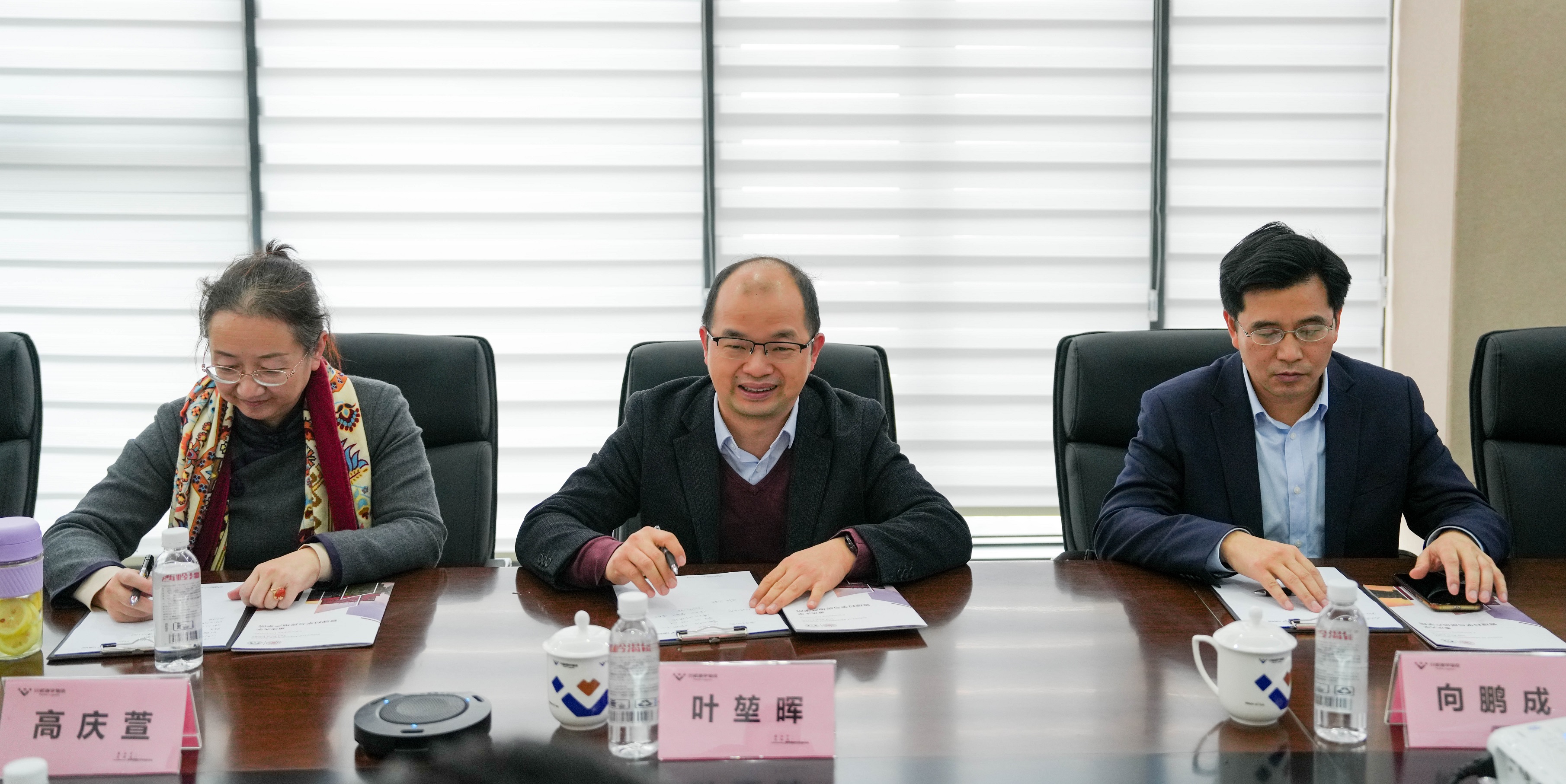 重庆大学管理科学与房地产学院与四川通宇物流有限公司签订战略合作协议(图3) 重庆大学管理科学与房地产学院与四川通宇物流有限公司签订战略合作协议(图3)