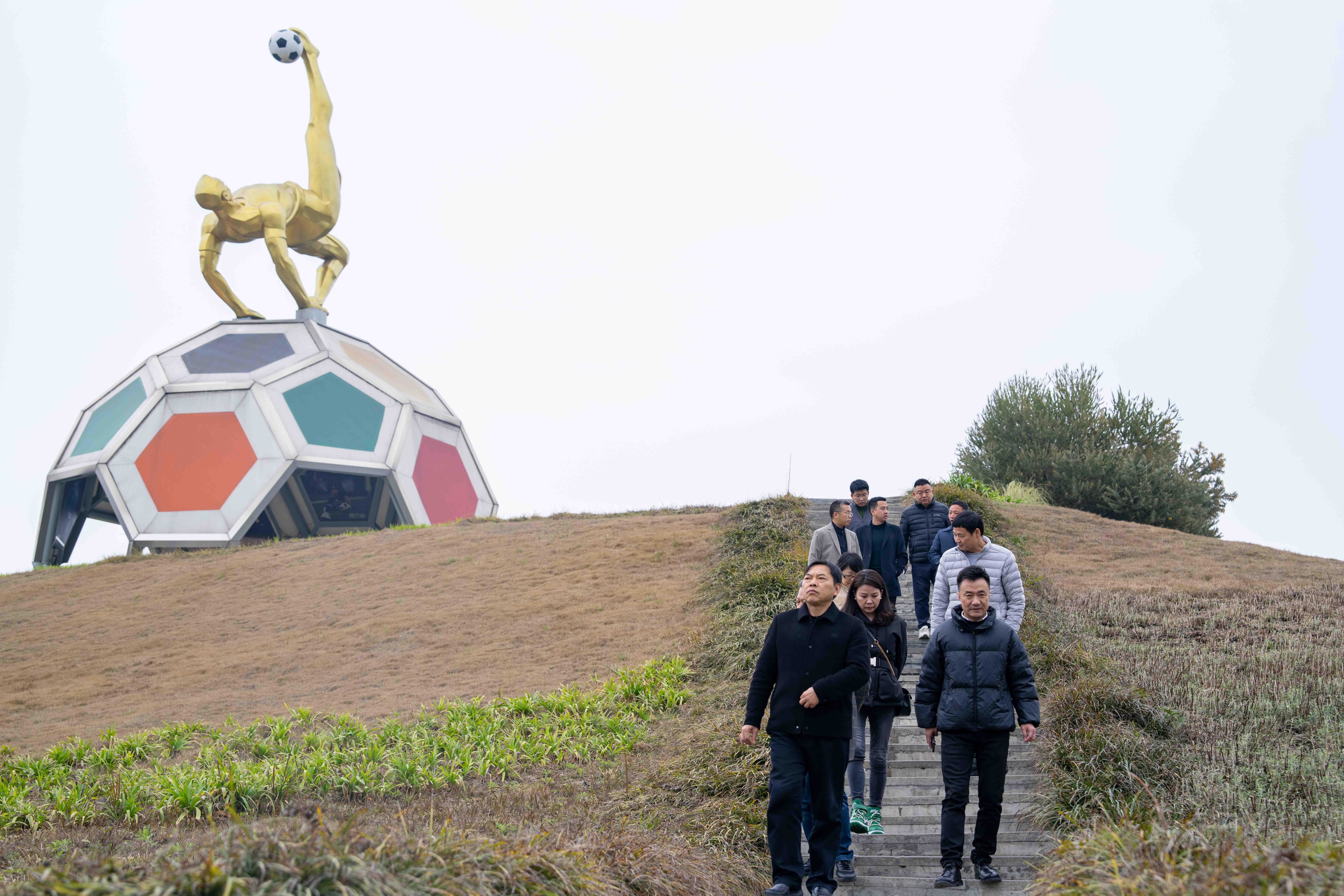 省主流媒体一行赴川威集团连界基地考察交流(图2)