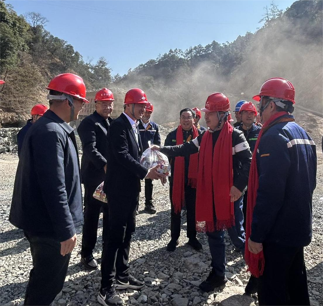 新春第一天董事长到矿山(图1) 新春第一天董事长到矿山(图1)