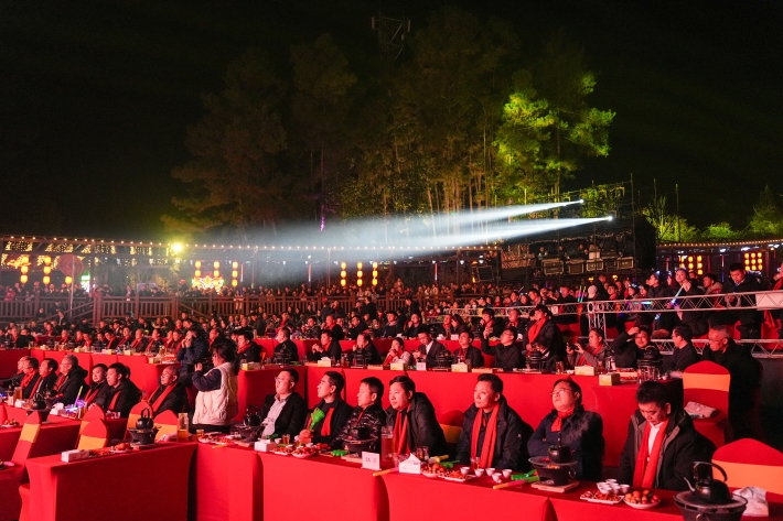 川威集团隆重举行 2025“与你同行”交响主题年会(图1)