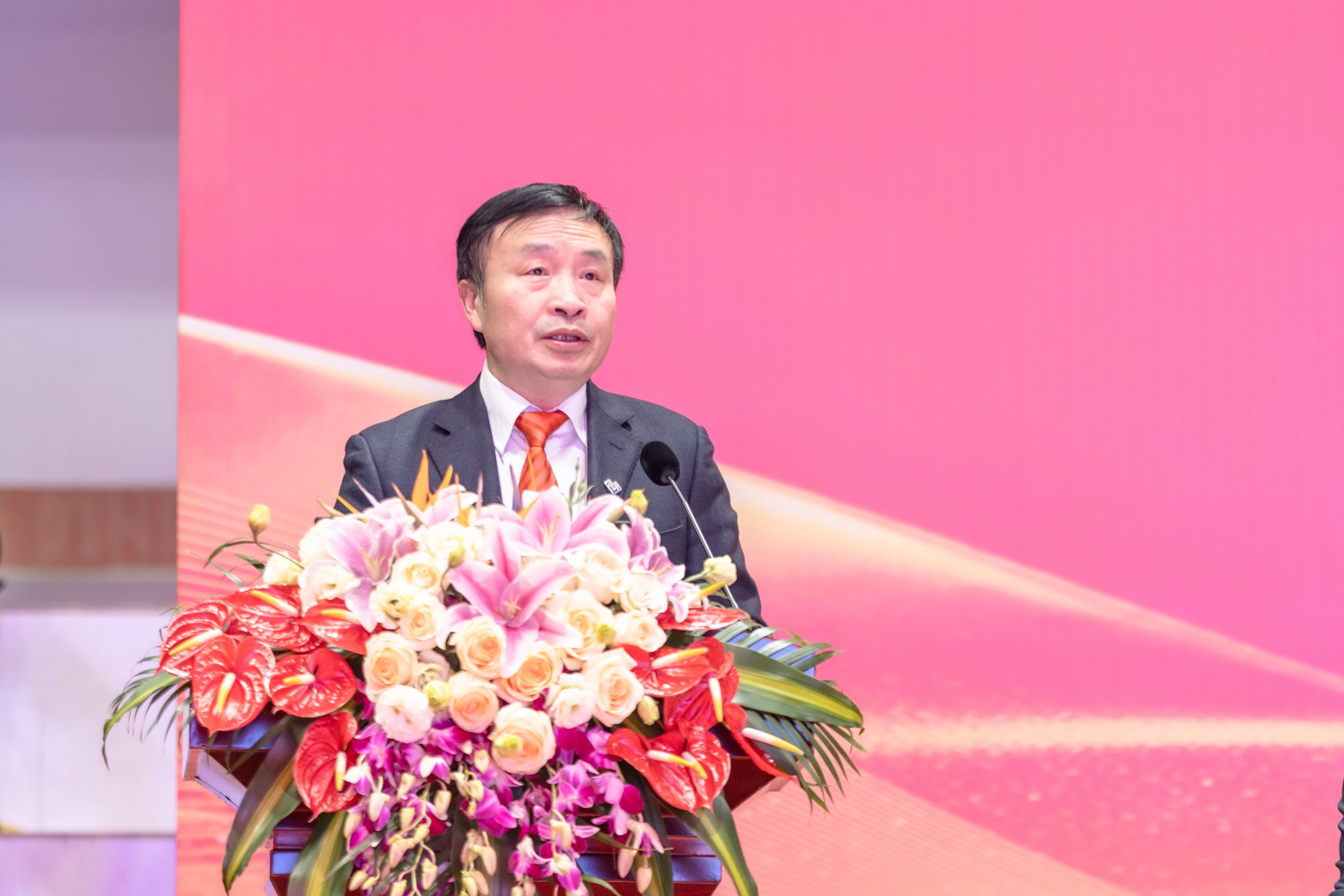 与你同行 向前坚持——集团公司隆重召开2025年度总结表彰大会(图3) 与你同行 向前坚持——集团公司隆重召开2025年度总结表彰大会(图3)