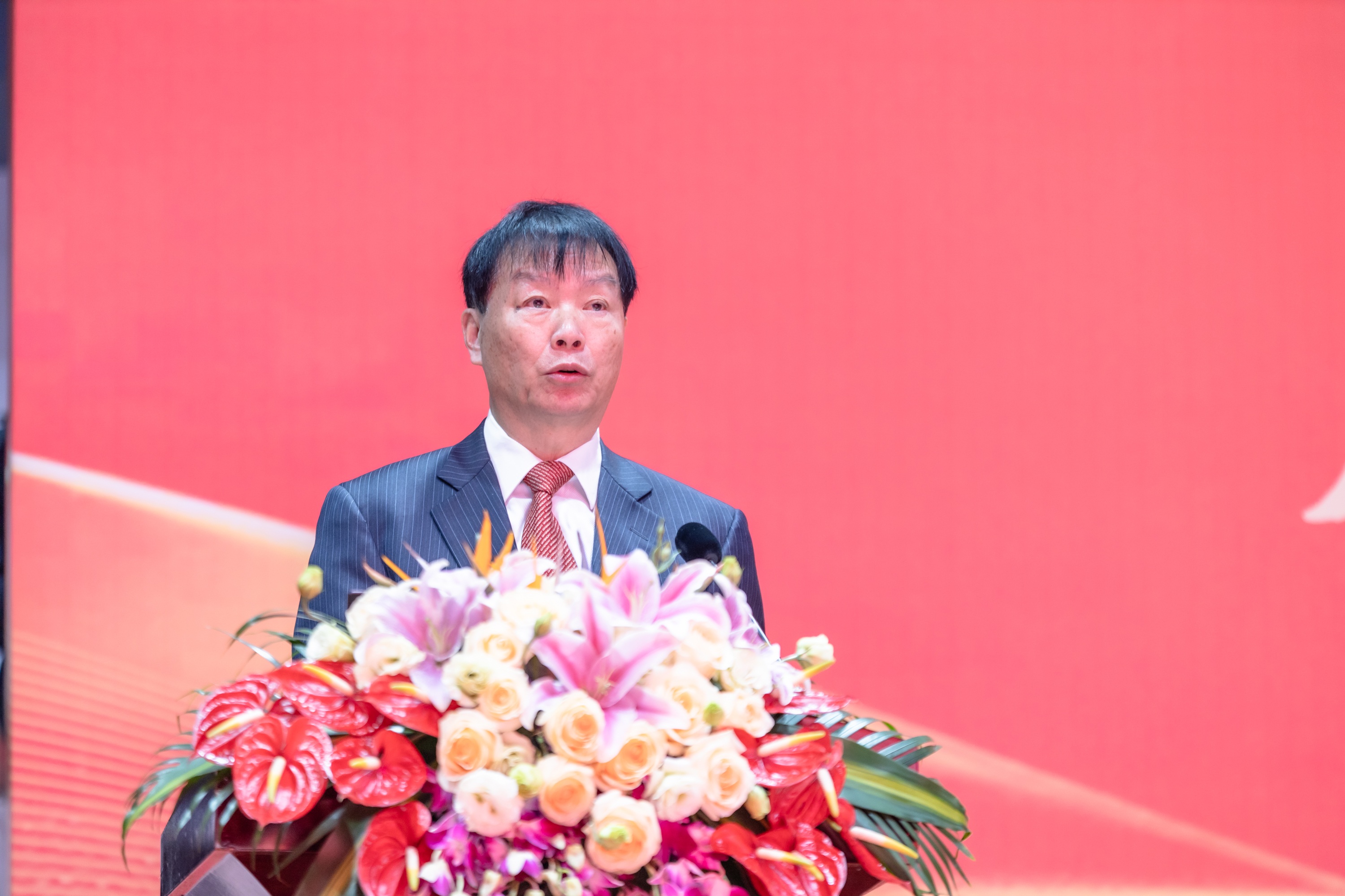 与你同行 向前坚持——集团公司隆重召开2025年度总结表彰大会(图6) 与你同行 向前坚持——集团公司隆重召开2025年度总结表彰大会(图6)