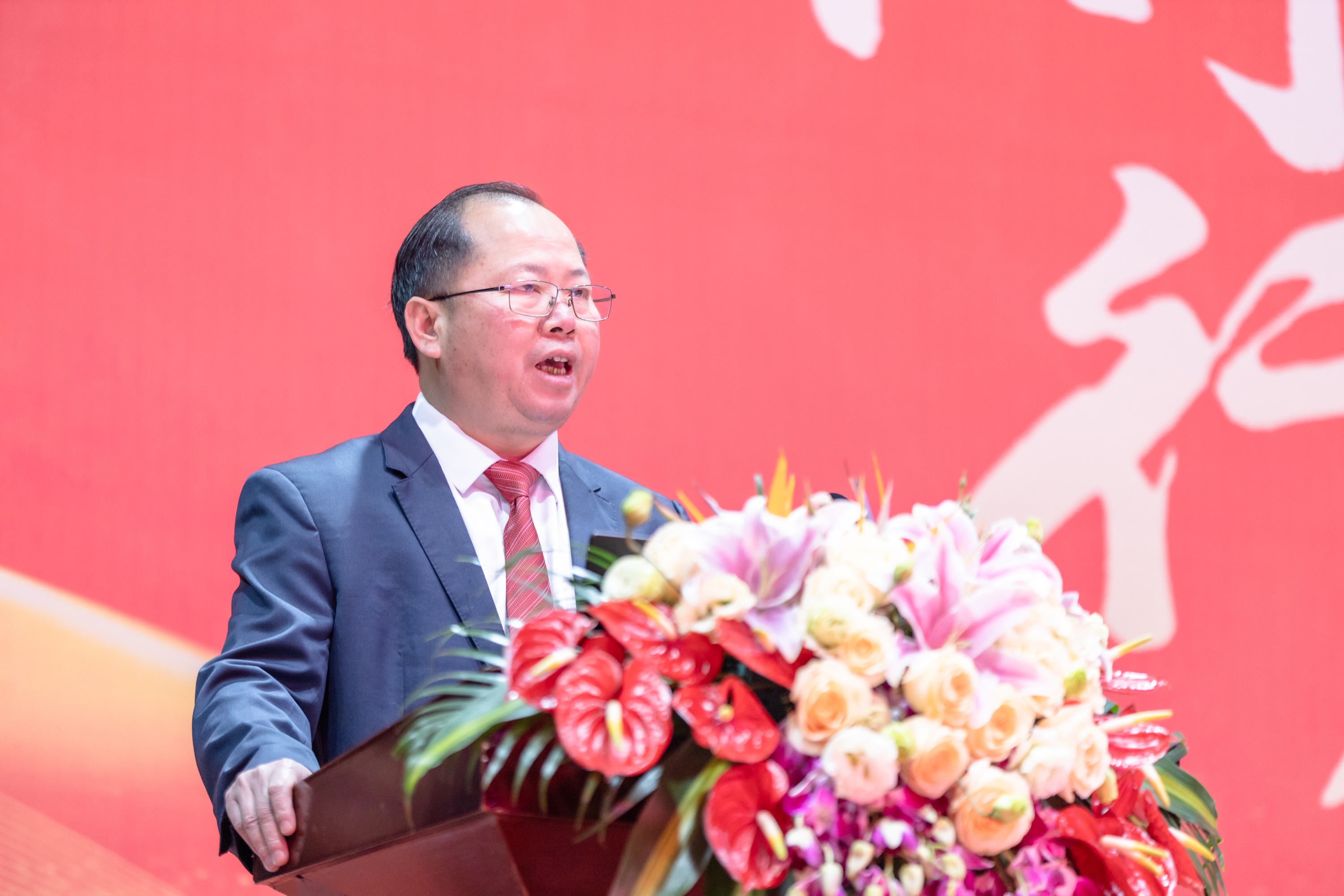 与你同行 向前坚持——集团公司隆重召开2025年度总结表彰大会(图8) 与你同行 向前坚持——集团公司隆重召开2025年度总结表彰大会(图8)