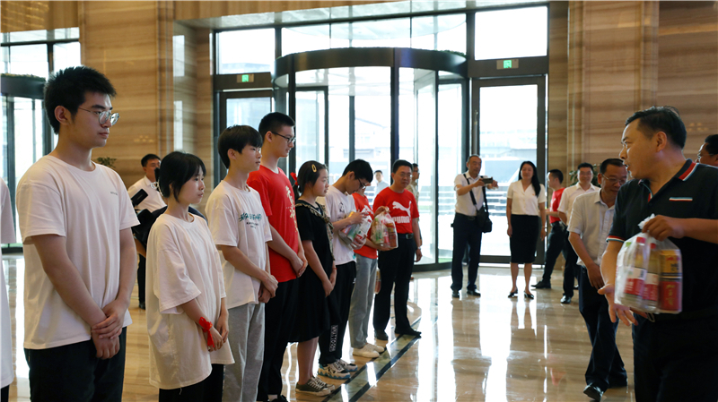 助力高考暖人心 深情慰问送关怀——集团公司慰问竞力学校高考考生(图3)
